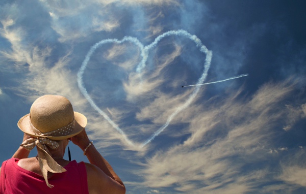 Сердце из облаков в голубом небе