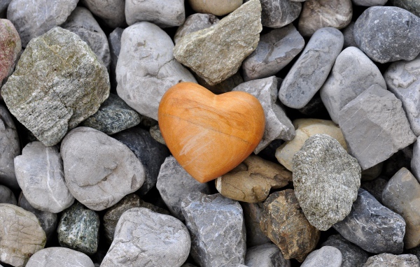 Каменное сердце лежит на камнях 