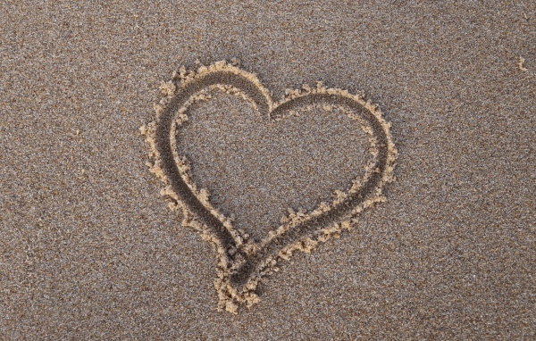 Сердце нарисовано на мокром песке 