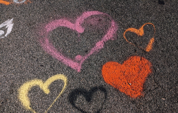 Сердечки разноцветным мелом на асфальте