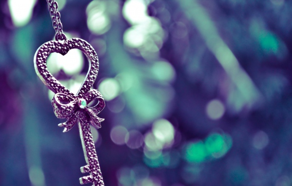 Ключ в форме сердца крупным планом