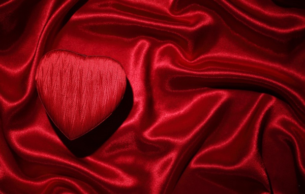 Красная атласная ткань и сердце 