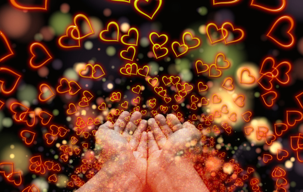 Огненные сердечки в ладонях мужчины 