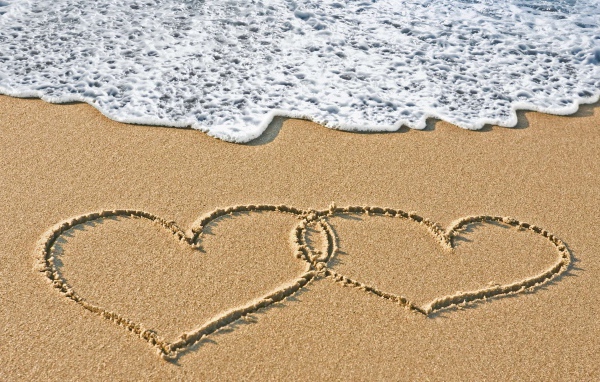 Два сердца на морском песке
