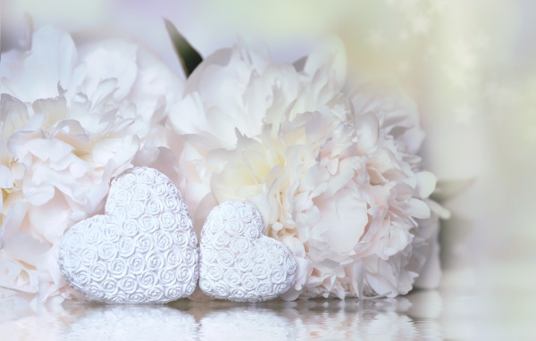 Два белых сердца с цветами пиона 