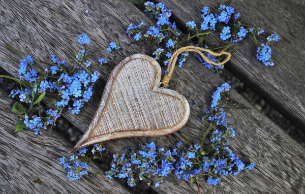 Деревянное сердце с голубыми цветами незабудки 