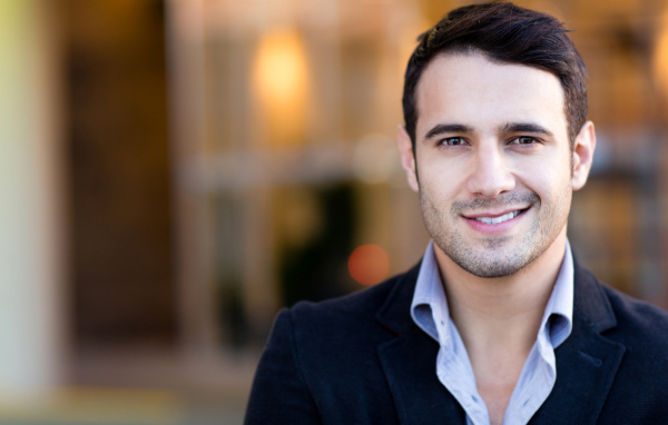 Милая улыбка на лице стильного мужчины 