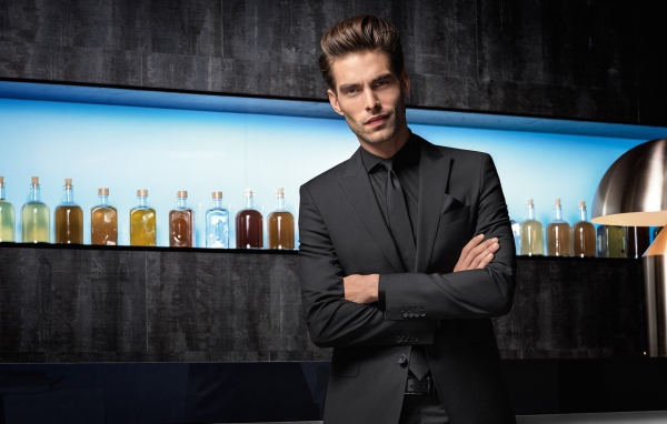 Красивый мужчина в костюме у бара 