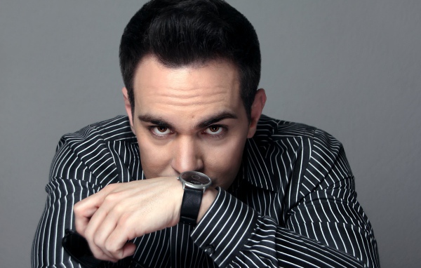 Красивый мужчина с часами на руке 