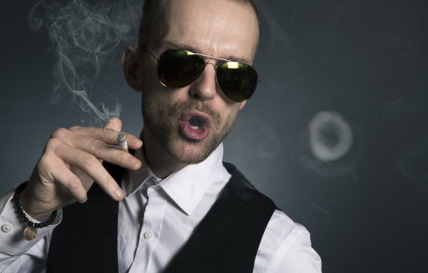 Стильный мужчина в очках с сигаретой 