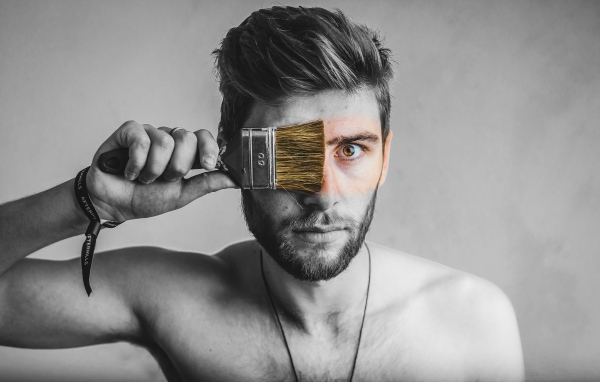 Мужчина закрыл кисточкой глаз 