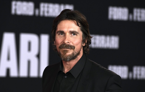 Актер Кристиан Бэйл в черном костюме