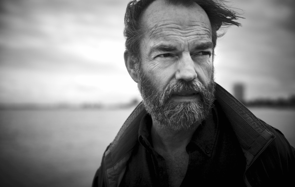 Актер Хьюго Уивинг в черной куртке