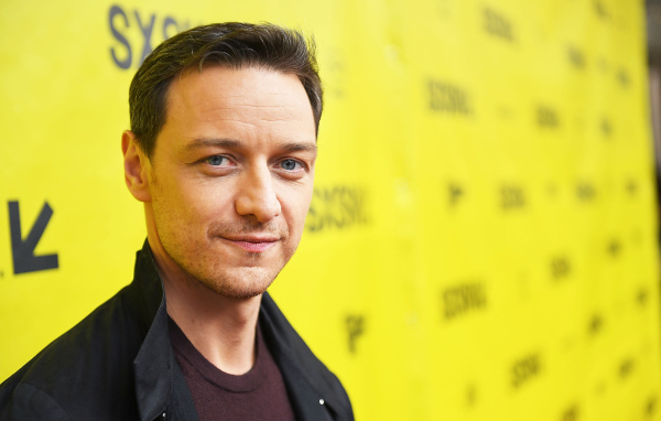 Актер Джеймс МакЭвой на желтом фоне