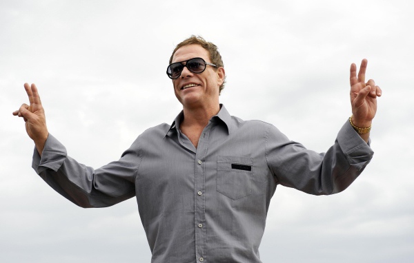 Актер Жан-Клод Ван Дамм на белом фоне