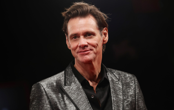 Актер Джим Керри в блестящем костюме