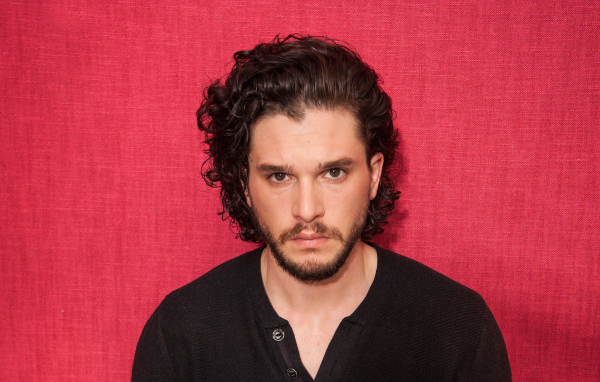 Актер  Кит Харингтон на розовом фоне