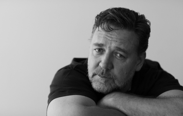Актер Рассел Кроу черно-белое фото