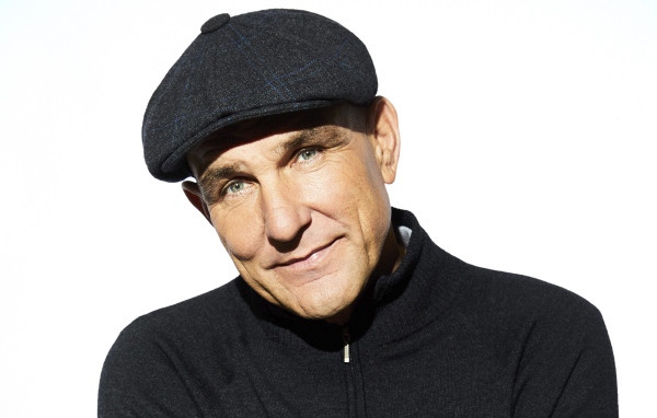 Актер Винни Джонс в кепке