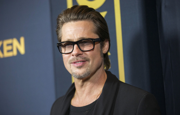 Американский актер Брэд Питт в очках