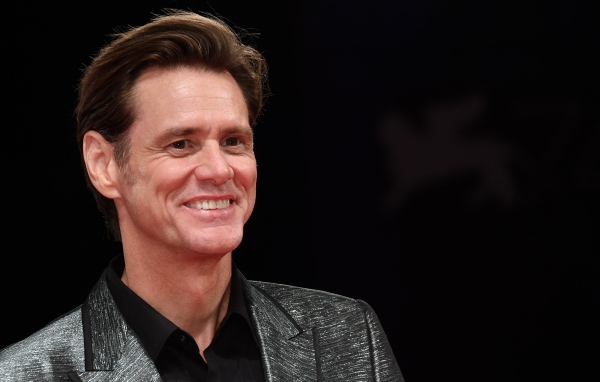 Американский актер Джим Керри улыбается