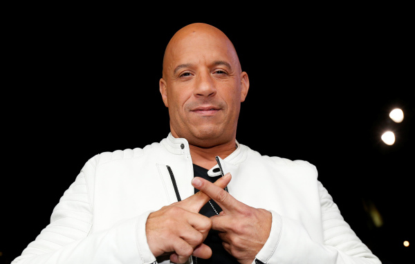 Американский актер Вин Дизель в белой куртке