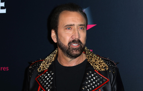 Голубоглазый актер Николас Кейдж в кожаной куртке