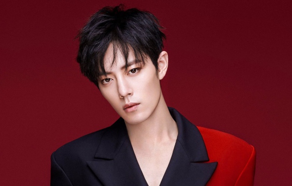 Китайский актер Шон Сяо на красном фоне 