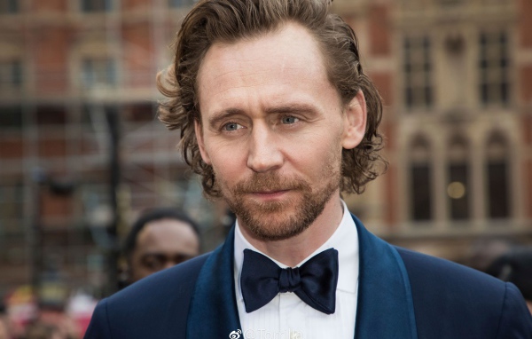 Английский актер Том Хиддлстон в костюме