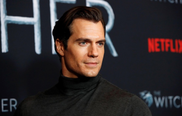 Красивый популярный актер Генри Кавилл