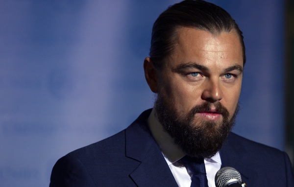 Легендарный актер Леонардо Ди Каприо с микрофоном