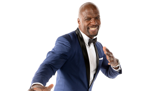 Мужчина в костюме, актер Терри Крюс на белом фоне