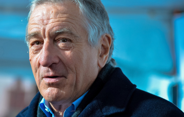 Популярный актер Роберт Де Ниро в пальто