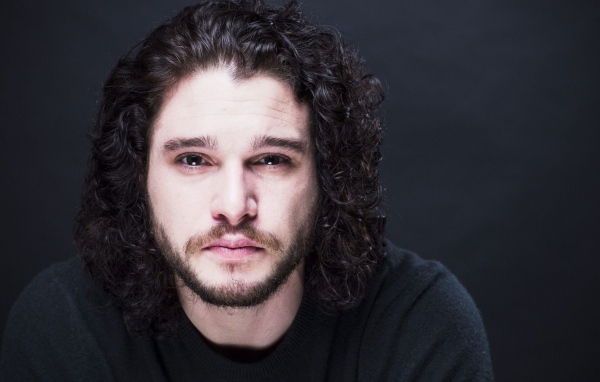 Грустный  Кит Харингтон на сером фоне