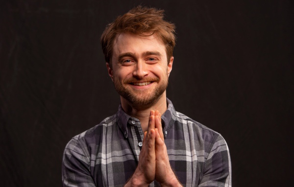 Улыбающийся мужчина, актер Дэниел Рэдклифф