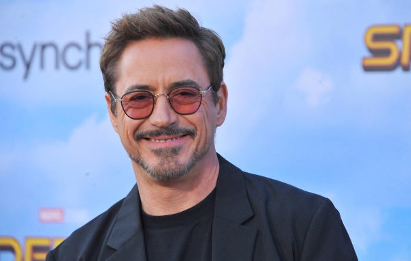 Улыбающийся мужчина, актер Роберт Дауни-младший