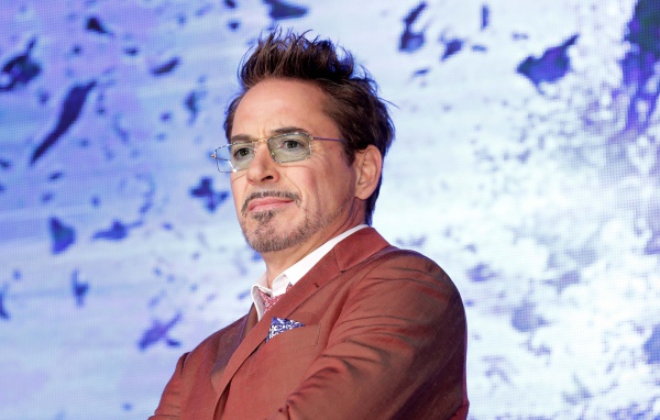 Стильный популярный актер Роберт Дауни-младший