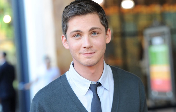 Молодой голубоглазый мужчина актер Логан Лерман