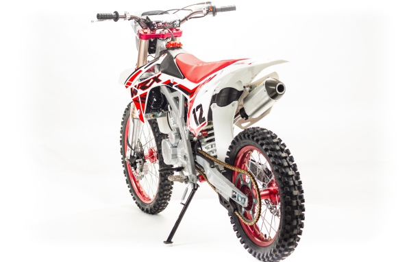 Гоночный спортивный мотоцикл КРОСС WRX250 LITE WFA на белом фоне