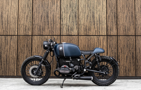 Мотоцикл Vagabund BMW R100R на фоне стены