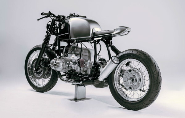 Мотоцикл Vagabund BMW R100R на сером фоне вид сзади