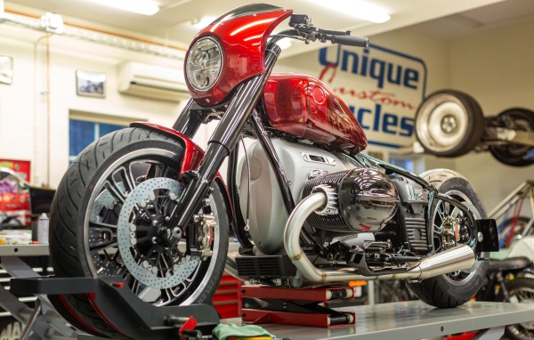 Новый красный мотоцикл BMW Concept R 18.2, 2021 года