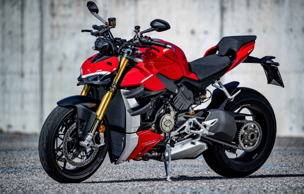 Красный быстрый новый мотоцикл Ducati V4 Streetfighter, 2021 года