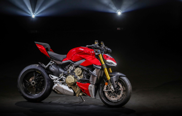 Стильный красный байк Ducati V4 Streetfighter, 2020 в свете софитов