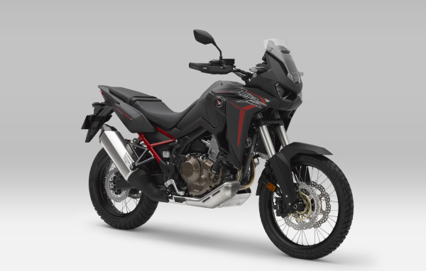 Черный мотоцикл Honda CRF1100L Africa Twin, 2021 года на сером фоне