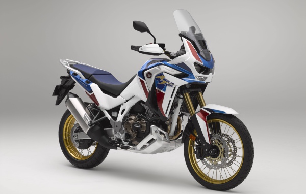Мотоцикл Honda CRF1100L, 2020 года на сером фоне