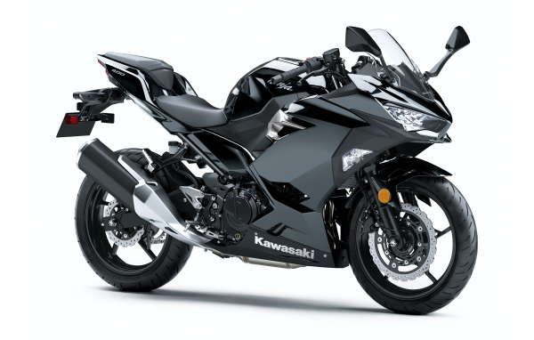 Большой мотоцикл Kawasaki Ninja 400 на белом фоне