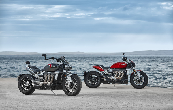 Два мотоцикла Triumph Rocket 3, 2021 года на берегу