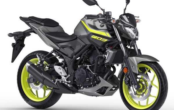 Мотоцикл Yamaha MT-03 на белом фоне