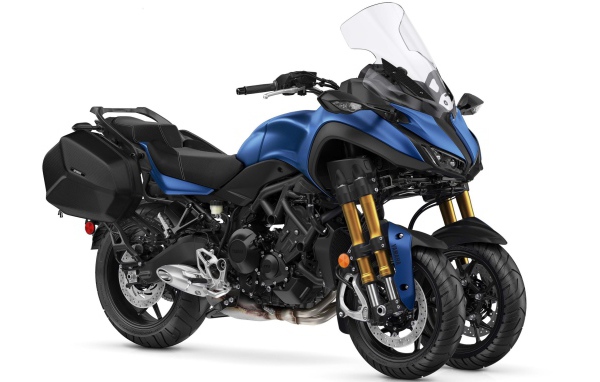 Мотоцикл Yamaha Niken на белом фоне